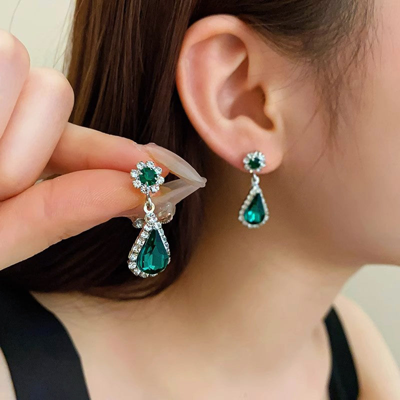 Elegant Jewelry Set with Necklace and Drop Earrings